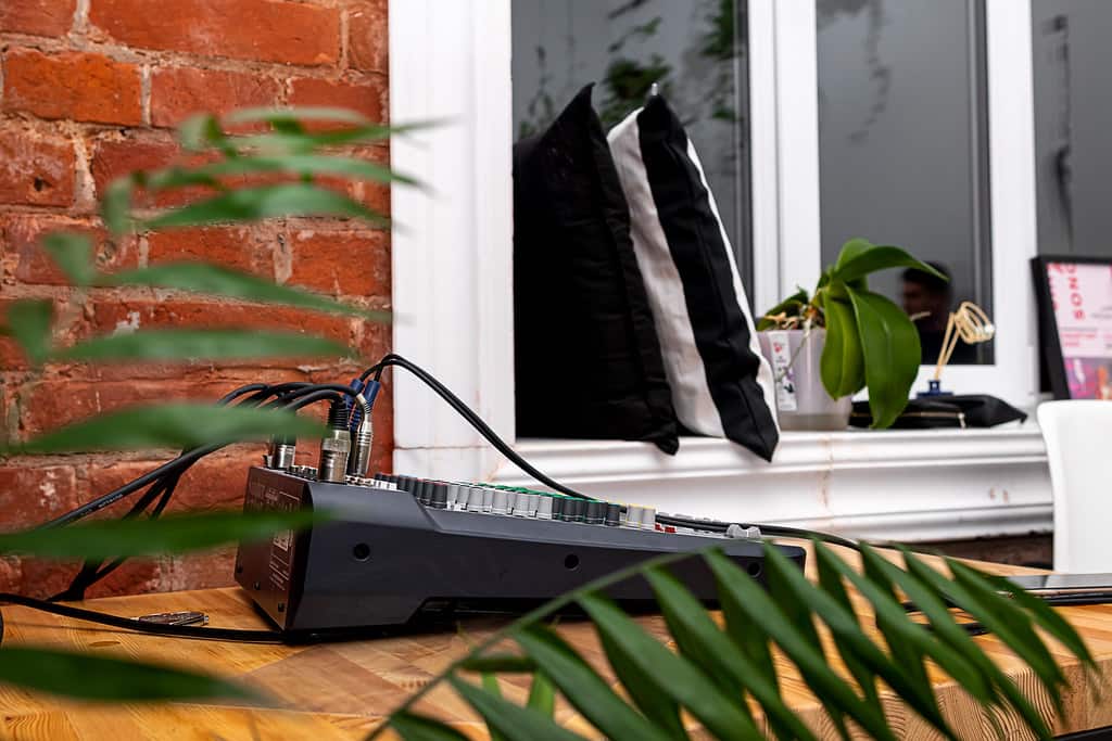 A microphone beside a laptop set up for narrated screen recording